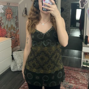 Topp - Köpt på humana, använd en gång av mig! Den är lite stor för mig och är därför knuten i banden, men kan öppnas. Köparen betalar för frakten och katt finns i hem 🏠 