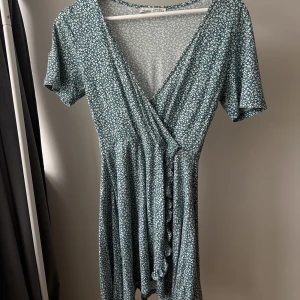 Blommig klänning från bershka - Söt klänning som går in i midjan🌸skriv privat om ni vill ha bild på!