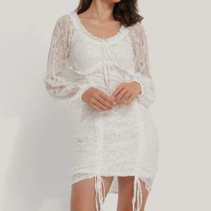 Säljer denna supersnygga vita spets klänningen från NAKD som inte går att få tag på längre. Aldrig använd så helt i nyskick och passar perfekt till studenten💗Går även att ha offshoulder💗 Skriv för egna bilder