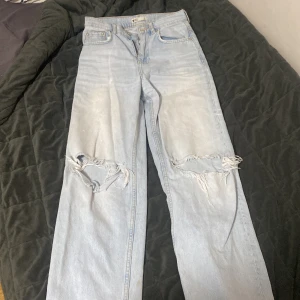 Jeans Gina tricot  - Ett par jätte fina byxor från Gina tricot, med storlek 32/xxs passar däremot till folk som har storlek 34/xs