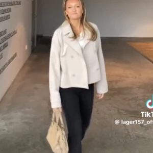 Vår jacka - Köpte för 400kr från lager 157 men använder den inte och använt den ba två gånger så tänkte sälja. Skriv för frågor eller intresserad❤️pris kan diskuteras vid snabb affär 