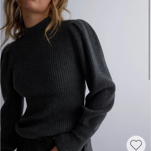 Stickad elegant topp - Säljer denna fina stickade topp, aldrig använd! Storlek S, så fin verkligen