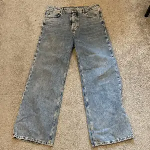 Ljusblå vida/baggy jeans i storlek 29. Säljer pga att de är för små för mig🩷