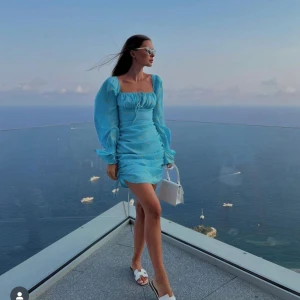 Klänning adoore - Fin klänning från adoore, aldrig använd med lapparna kvar! Kjolen är justerbar i längd, liten i storleken i midjan