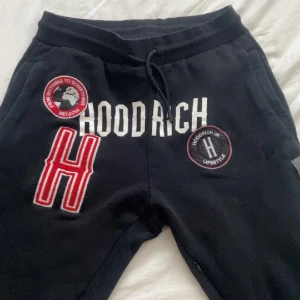 Hoodrich byxor - Säljer mina älskade hoodrich byxor då det inte är min stil längre, är 164 och passar mig perfekt, stl xs och köptes för 1000kr