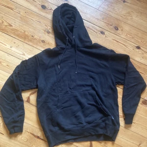 Svart hoodie - Bra skick, metallen på toppen av en av snörena är lite mindre än den andra, nypris ca 300kr