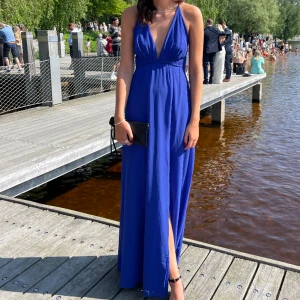 Balklänning  - Säljer nu min balklänning från Nelly i som är i storlek S, det förekommer inga defekter. Hör av er vid funderingar!🫶🏻