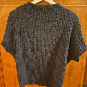 Mörkblå festtopp - Säljer denna superfina topp från Zara som ej går att köpa längre! Bra skick!