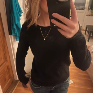 Svart stickad tröja - Säljer denna fina tröja! Bra skick!