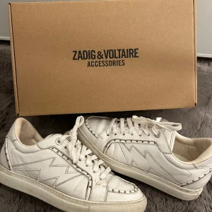 Zadig skor - Säljer mina jättefina skor från Zadig i storlek 38. Inköpta februari 2023. Använda några gånger så de är i bra skick. Köpte för ca 3300kr. Påse till skorna ingår. Priset kan diskuteras vid snabb affär. Skriv för fler bilder eller frågor! 