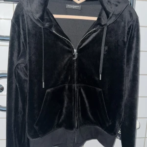 Juicy couture hoodie  - En helt ny och oanvänd juicy kofta. Säljer för att den inte kommit till användning🥰