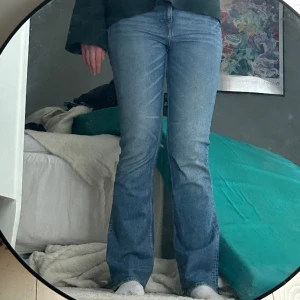 jeans - säljer dessa jeans då jag har ett par exakt likadana! Super bra att ha och passar till allt❤️