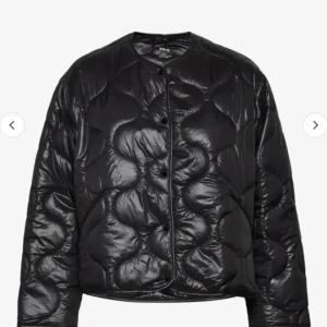 Quiltad Jacka - Svart glansig quiltad jacka som är lik denna populära från Mango, köpte min på H&M. Skriv privat för egna bilder💗