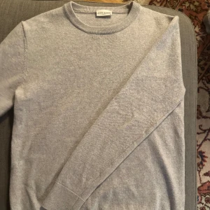 John Henric tröja  - Tja, säljer nu denna jätte snygga tröja ifrån John Henric. Tröjan är i toppen skick utan några defekter! Storlek M men passar S/Xs! 