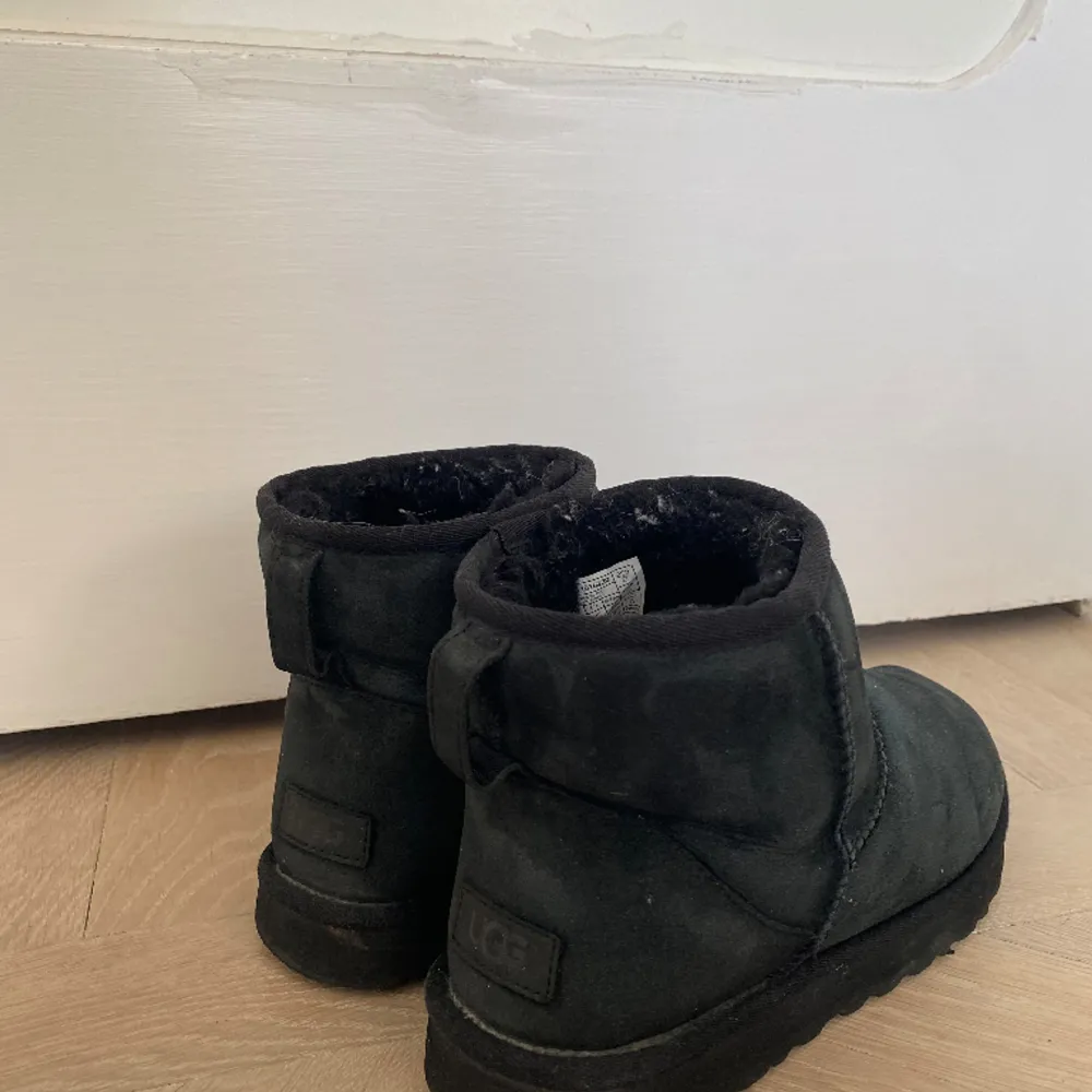  Säljer mina uggs som köptes förra året (2023). Dom är i bra skick. St:39 ny pris 2000 säljer för 600💗. Skor.