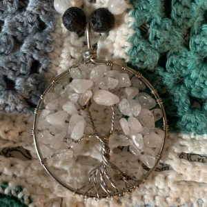 tree of life halsband - Handgjort och justerbart halsband med ett kristallträd (tree of life) som jag köpte utomlands! Priset är diskuterbart 💫
