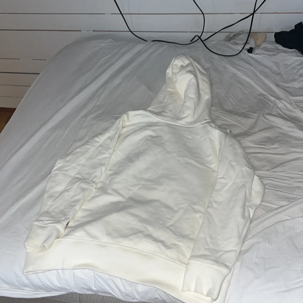 Säljer en vit Levis hoodie som endast har används inomhus. Säljer den då jag inte använder den.  Den har inga hål och är ny😊. Hoodies.
