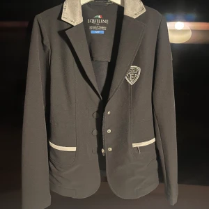 Equiline kavaj - Equiline kavaj för barn med fina detaljer.