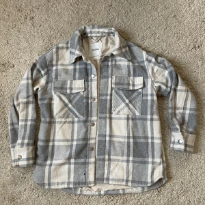 Kappa  - En grå rutig kappa från monki! Välanvänd kappa men fortfarande i relativt fint skick🤍den har två brännmärken på sig, skickar mer bilder vid intresse!