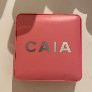 Caia blush  - Säljer min Caia blush i färg ”Troublegum”, i princip oanvänd, nypris 245kr❤️