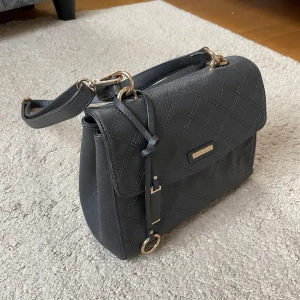 NYPD väska  - En väska i vädligt fint skick från NYPD! Använd några fåtal gånger🫶🏻