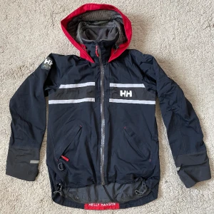 Helly Hansen jacka  - Helly Hansen jacka i fint skick! Använd en del men fortfarande väldigt fin. I storlek xs🤍