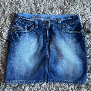 Jeanskjol - Jeanskjol nyskick!!! Midjemått rakt över: 38cm 