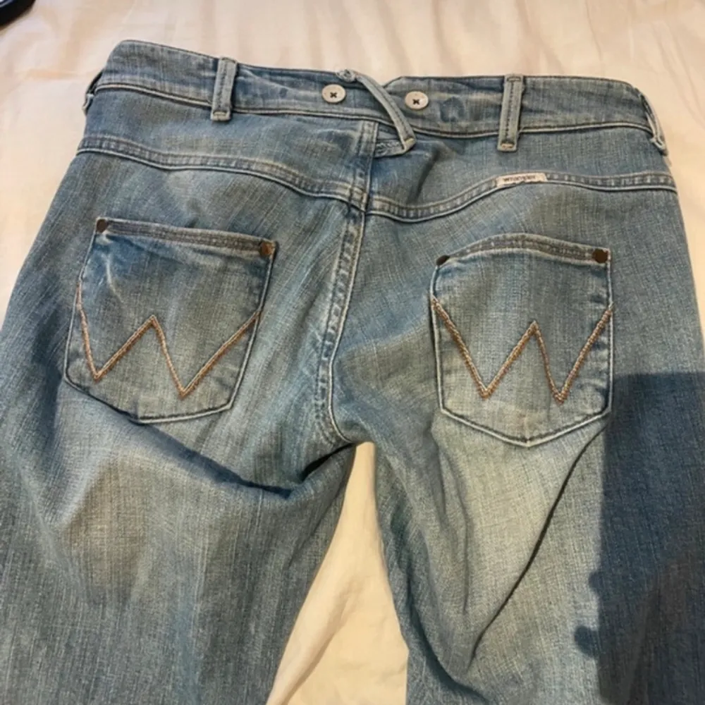 Super snygga lågmidjade Wrangler jeans i den perfekta färgen🥰skriv för fler frågor om ni undrar något. . Jeans & Byxor.
