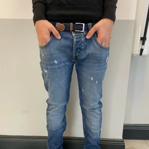 tommy hilfiger ripped jeans - Säljer nu dess feta tommy hilfiger ripped jeans i slim tapered fit! Modellen är 182cm och väger 65kg. Använda få antal gånger, därav bra skick! Vid fler frågor skriv priv! 🤙