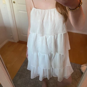 Sommarklänning - Passar perfekt till studenten, konfirmationen eller skolavslutning💕 Så himla fin! Använd fåtal gånger. Hade den på min skolavslutning men kommer inte till användning längre☺️