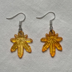 orangea weed örhängen  - Semi-transparenta örhängen, formade som cannabis löv ❀ Använd gärna ”köp nu” ❀ Hör av dig vid köp av flera smycken, så skapar jag en personlig annons för din beställning ❀