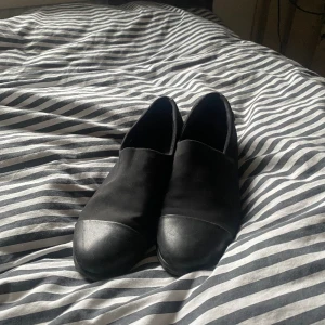 ecco skor - Superfina och jättesköna skor till jobbet. Använda några få gånger. Lätta att ta på sig och supersköna att ha på sig länge. Strl 41. Mesta av skon är i polyester och tån är i äkta läder. Skriv gärna om du har frågor❤️