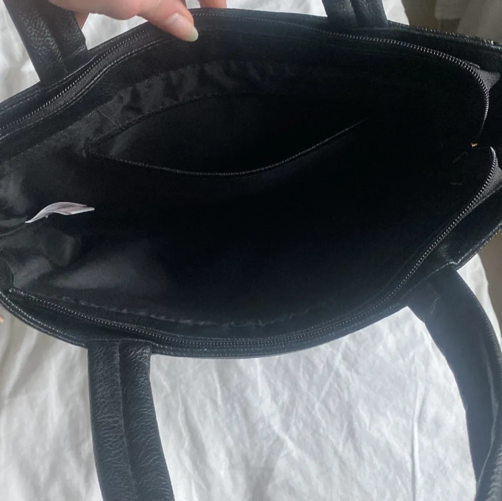 Säljer denna as snygga rymliga väskan från bikbok då jag har för många väskor💕den är i bra skick💕köpte för 349 kr på secondhand och säljer nu för 229 exklusive frakt🫶🏻. Väskor.