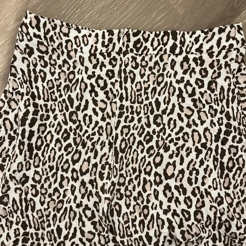 Leopard printad kort kjol med vit dragkedja på baksidan. Ordinarie pris 299kr. Använt fåtal gånger. . Kjolar.
