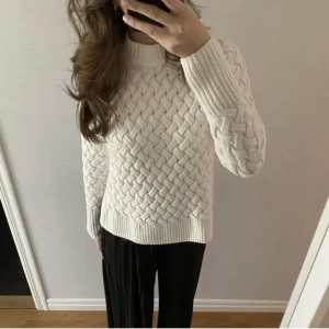 Stickad tröja - Snygg Vit stickad tröja från Cubus som ej kommer till användning eftersom jag tycker den är lite tight på vissa ställen. Tröjan är i storlek M men jag tycker den är liten i storleken och snarare passar som en S. Inga synliga defekter