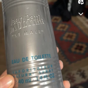 Jean Paul Gaultier  - Säljer min Jean Paul Gaultier le male edt. Råka beställa 2 då jag ej kunde lämna tillbaka en. Har aldrig varit så glad för köpet och får en idag komplimanger från riktigt snygga tjejer. Nypris ligger på 660 kr på kicks.