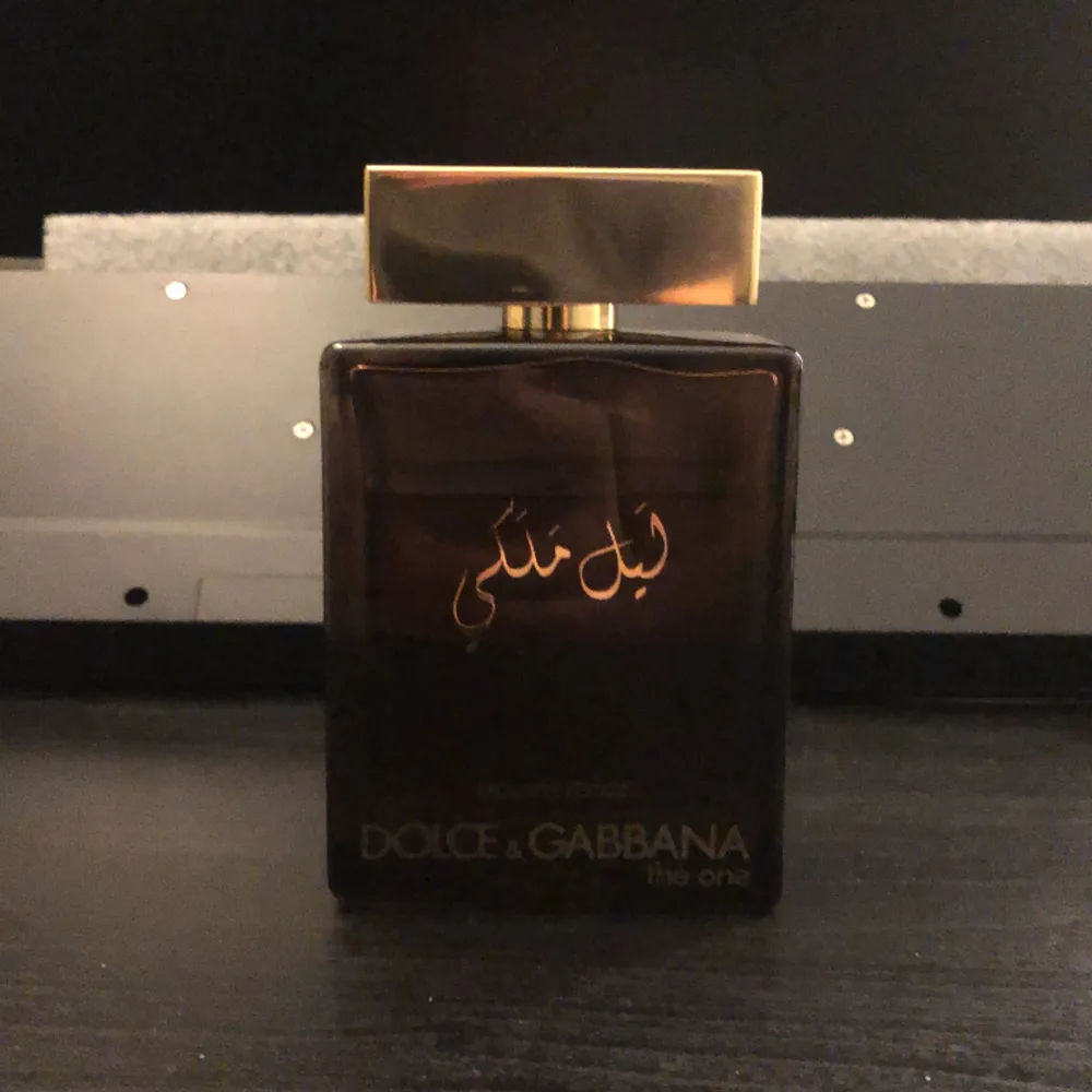 Parfym, The one Exclusive Edition från Dolce & Gabbana, EUD, 150ml. Ca 95% av flaskan kvar. Nypris 1600kr.. Övrigt.