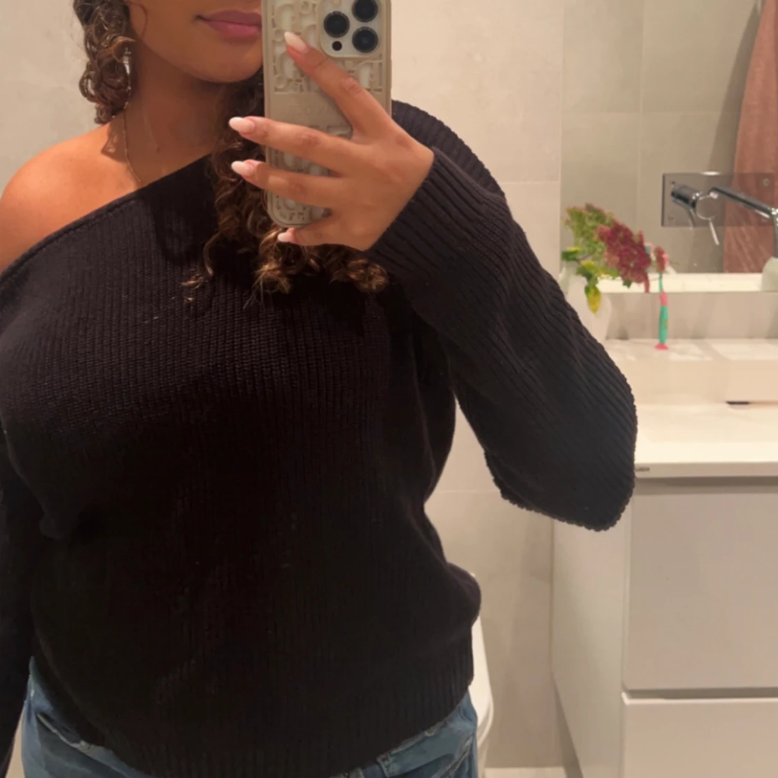 Fin off shoulder tröja i svart - 91