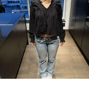 Blus - Säljer denna tröja som är köpt på PLICK då den inte var min stil. Fint skick🫶🏻