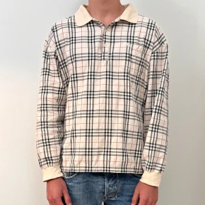 Vintage Burberry  - Vintage Burberry långärmad pike tröja. Storlek L och modellen är 186cm. Bra skick. nypris ca 6500kr och nu endst 1000kr 