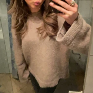 beige stickad tröja - sjukt fin stickad tröja från gina i finaste färgen storlek xs men passar s också!!använd max 3 gånger så jättebra skick!! använd gärna köp nu jag postar dagen efter!😇😇❤️