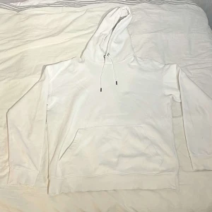 Jack & Jones Hoodie  - Storlek känns som M. Bara en lite defekter på ena armen. Köparen står för frakten. Priset kan diskuteras vid snabb affär.