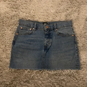 Lågmidjade jeanskjol - Säljer denna snygga Lågmidjade jeanskjolen eftersom den inte kommer till användning. De sista bilden för defekter