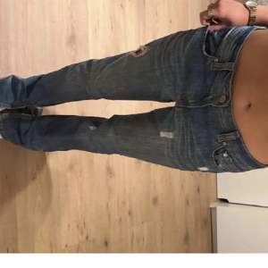 Jätte fina jeans köpta på Plick men passade inte mig💖 bilderna är tagna av tidigare ägare! Midjan:42 längd:82