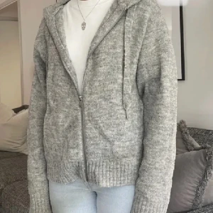Stickad hoodie  - En stickad hoodie från hm💘köpt här på Plick men passade inte på mig🥰