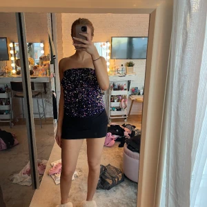 Glitter kjol som lika gärna blir en snygg top ( se bild)  - Helt oanvänd pga borttappat kvitto så byte gick ej. Storlek XS. Basfärge mörkblå med paljetter i rosa. Originalpris 499kr.