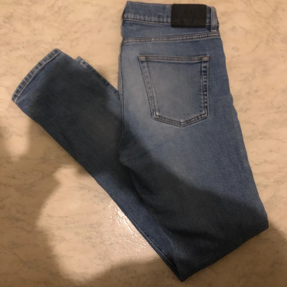 Otroligt snygga och sköna i bra skick med slitningar, j.Lindeberg jeans i storlek 30/32 som säljs för endast 279kr!  Tveka inte på skriva till oss vid minsta lilla fundering:). Jeans & Byxor.
