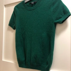 Kashmirtop strl XS ny utan lappar, aldrig använd endast provad. - Vacker grön kashmirtop i storlek xs passar strl 34 eller liten 36:a Märket heter Quince. Endast taggad Z& V för exponering! Fått denna som gåva men är tyvärr för liten för mig. Underbar grön färg. Nypris 1000:- Jag skickar gärna fler bilder och mått!