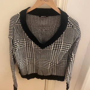 Stickad tröja - Stickad tröja från Ginatricot. Använd någon gång men är som i nyskick. 