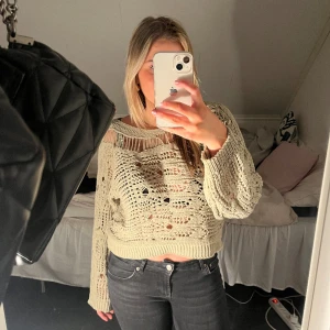 Hålstickad tröja  - Jättesnygg hålstickad tröja från zara, knappt använd